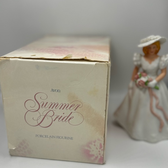 Vintage Avon Summer Bride Hand Painted Fine Porcelain Figurine 6" Tall - Picture 6 of 8